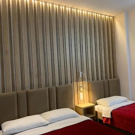 Piazza Hotel *