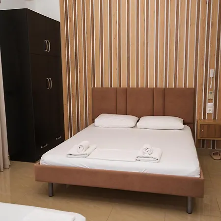 Piazza Hotel *
