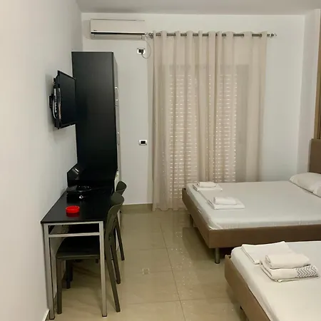 Piazza Hotel *